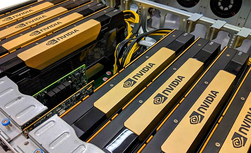Karty graficzne NVIDIA Tesla V100 w serwerze.